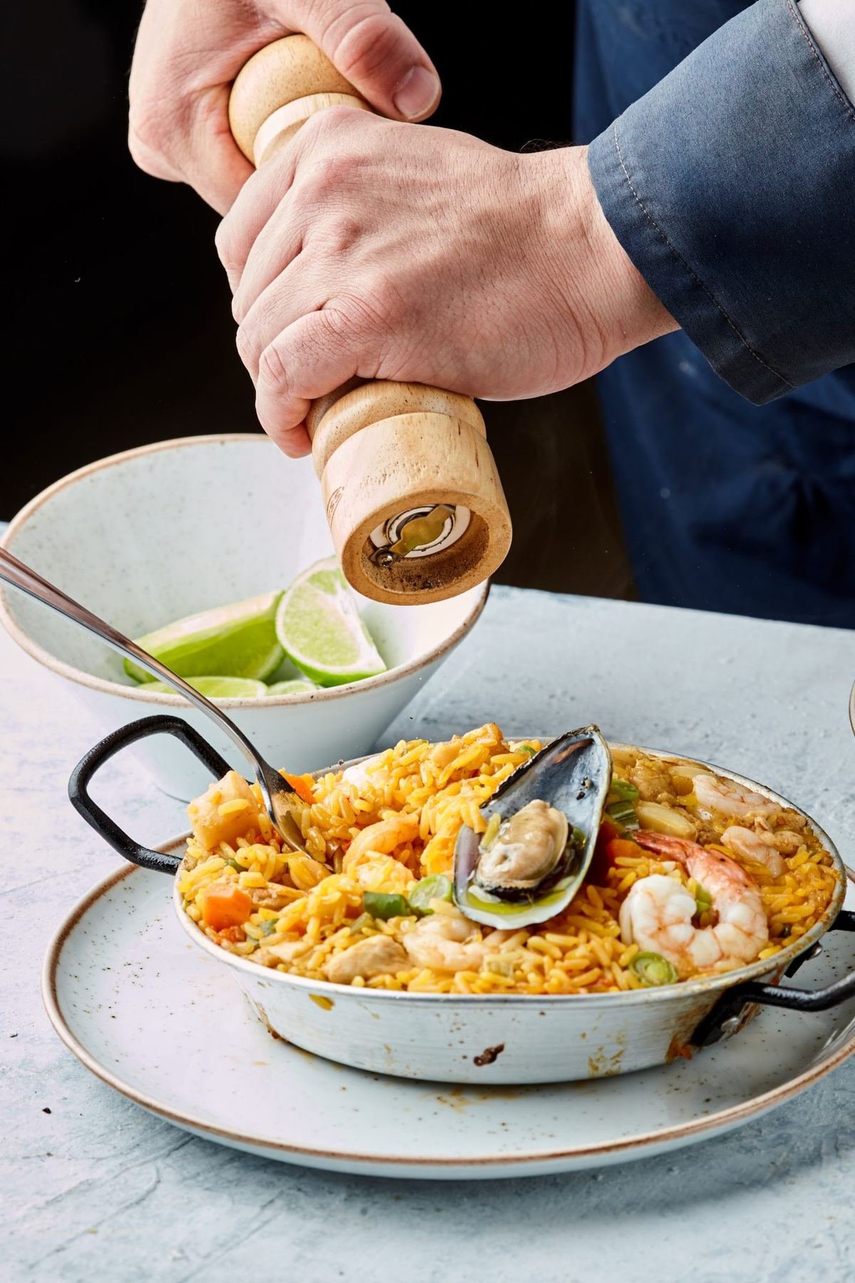 Terminando una paella de mariscos en la cocina