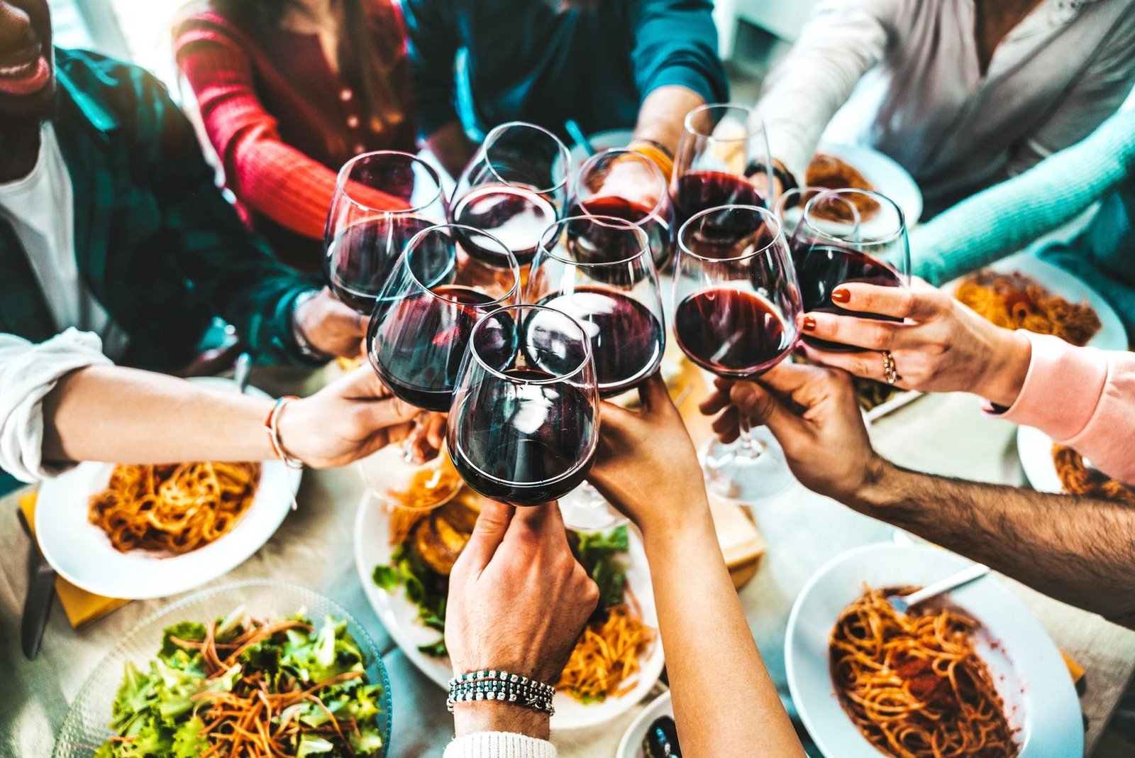 Una familia compartiendo la mesa en Hispano