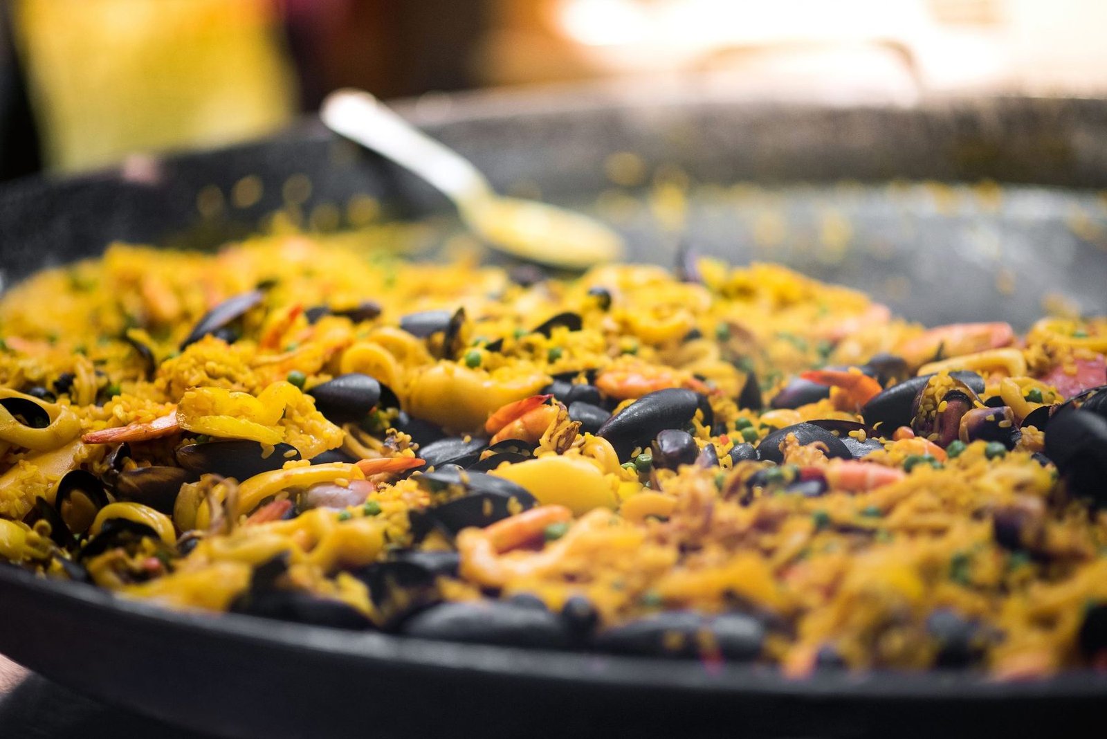 Paella recién hecha en su paellera