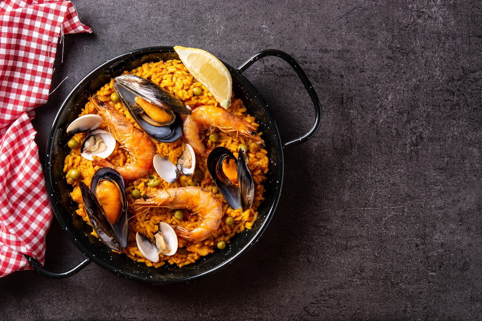 Paella de mariscos con limón