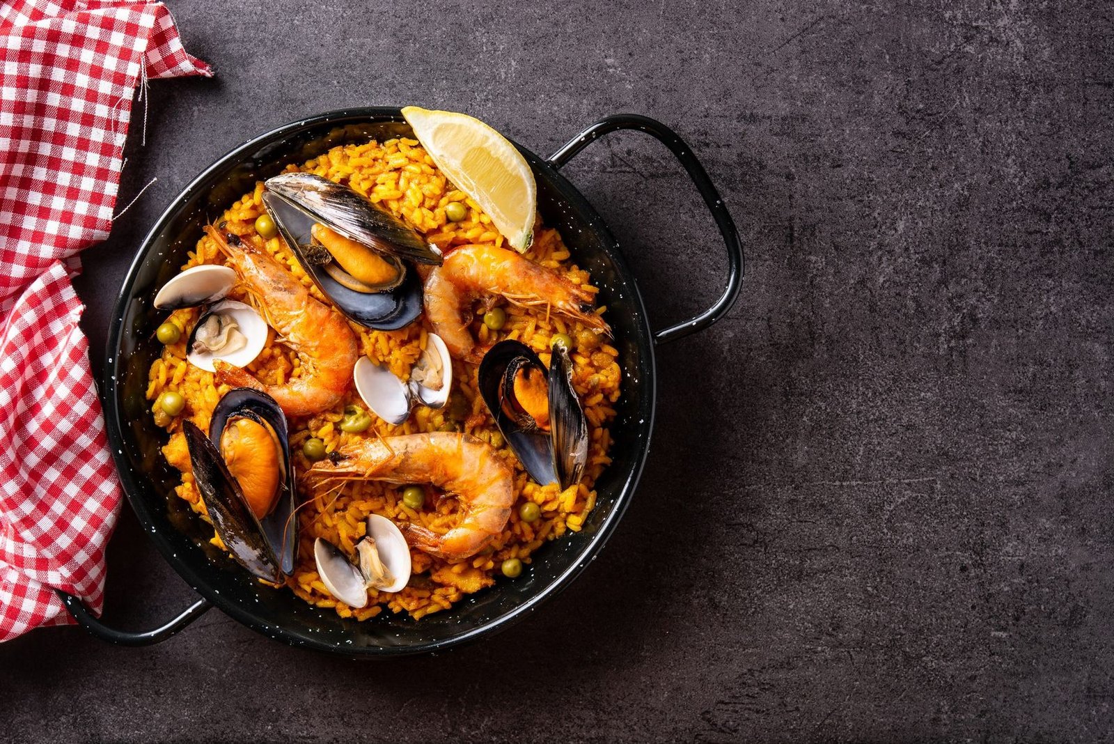 Paella de mariscos con limón