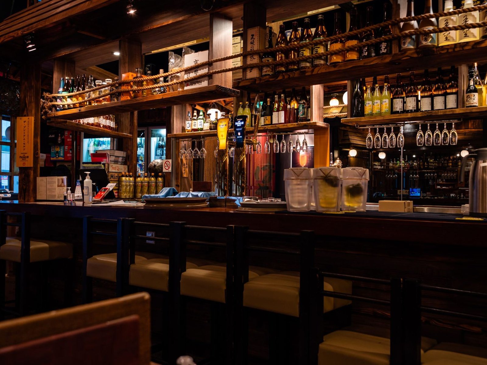 La barra y el salón de un bodegón clásico